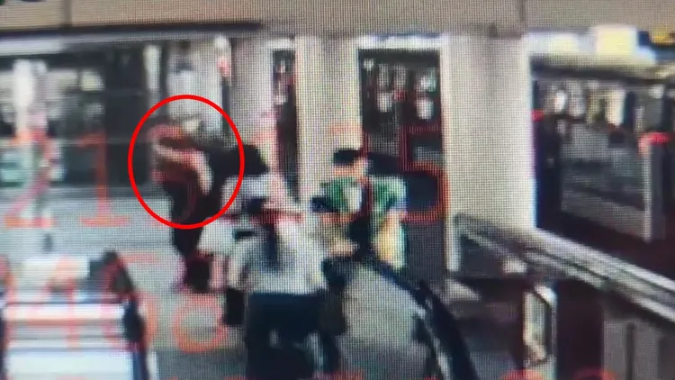 警方於捷運站內逮捕陳男到案。翻攝畫面