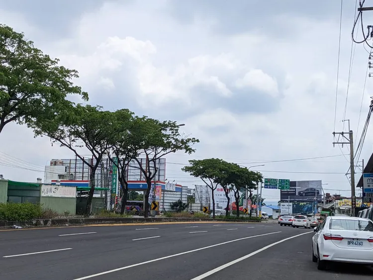 不過專家認為，得看持有長短，長線來看，房、股市「漲跌比例」未必相符。王鈞生攝