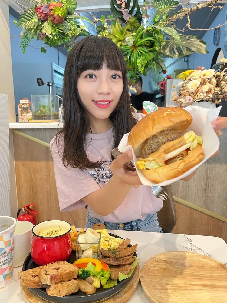 黃捷說，跑選舉天天幾乎都吃兩份早餐，有時還吃宵夜，但還是越來越瘦。黃捷提供