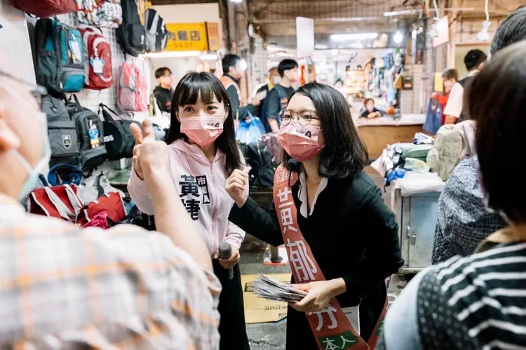 黃捷人緣好，跨縣市幫忙黃郁芬等戰友助選。黃捷提供