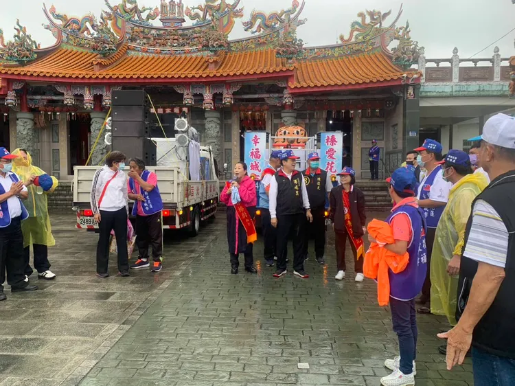 車隊經過廟宇，徐榛蔚傅崐萁下車拜拜。競總提供