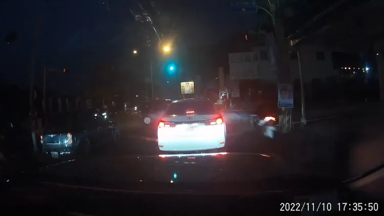 機車騎士當時行駛在外側，過路口時剛好對向有左轉車輛。民眾提供