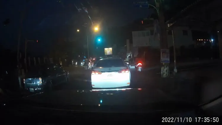 因為車輛壅塞，加上角度關係，讓騎士未發現有左轉車輛。民眾提供