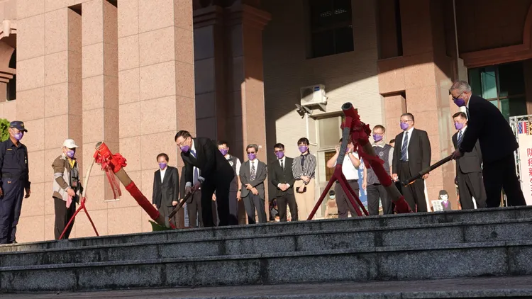 檢察總長邢泰釗與花蓮高分檢察長洪培根，共同點燃阿美族竹筒砲，象徵打擊賄選。古和純攝