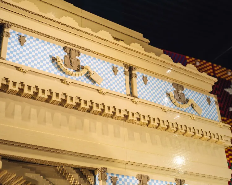 以樂高積木堆組出的珠寶箱，箱子外表拼貼著樂高平滑磚，搭配逼真的配飾和把手。品牌提供