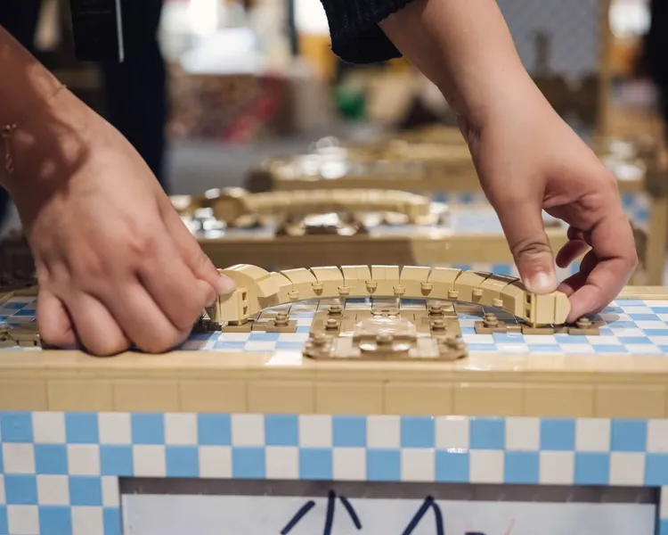 以樂高積木堆組出的珠寶箱，箱子外表拼貼著樂高平滑磚，搭配逼真的配飾和把手。品牌提供