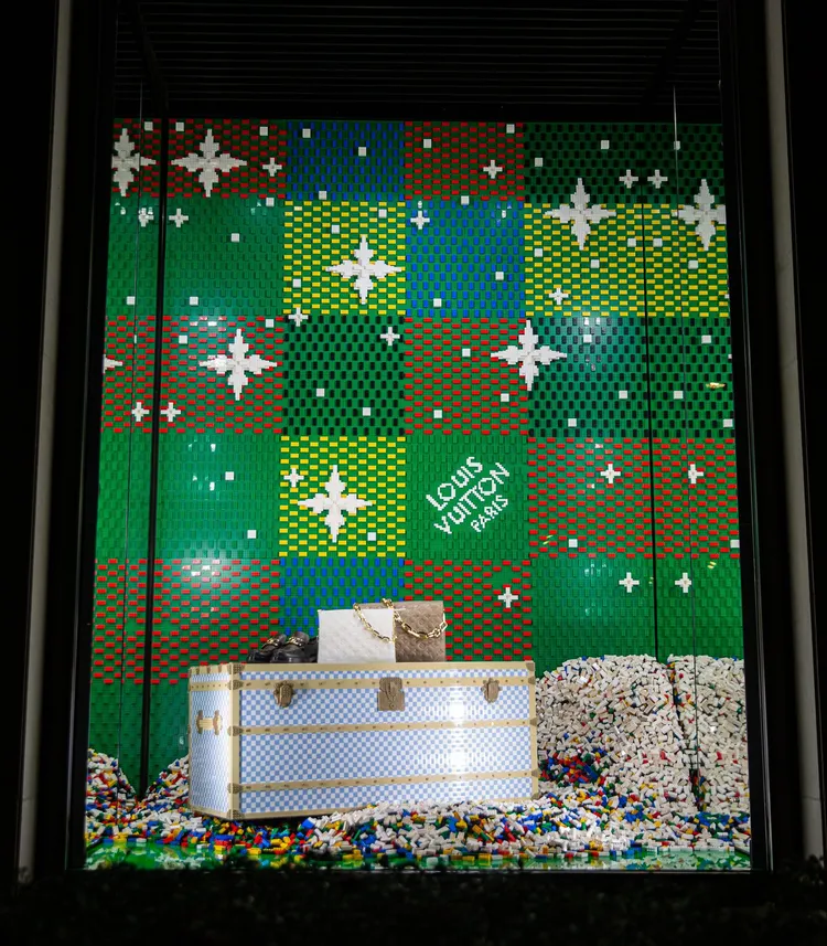 LV精品店聖誕櫥窗以樂高積木打造聖誕節場景。品牌提供