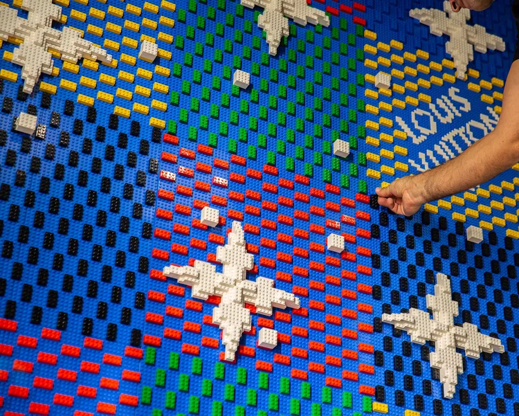 櫥窗牆面由一個一個樂高積木組合呈現，多彩又顯開心氣氛。品牌提供