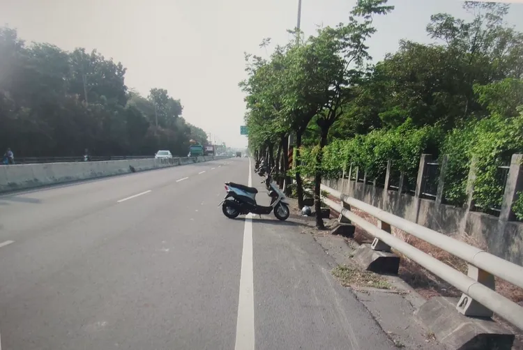 陳姓老翁的機車自撞路樹。讀者提供