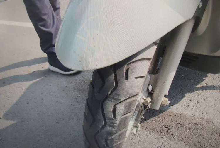陳姓老翁的機車車頭有撞擊路樹留下的痕跡。讀者提供
