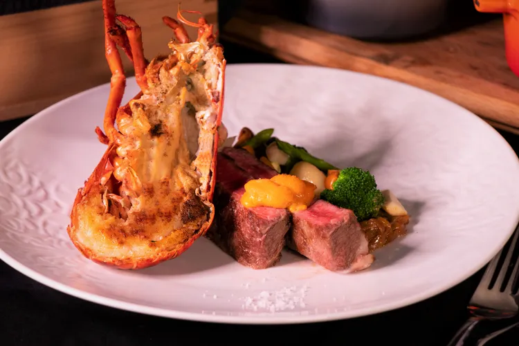 士林廚房豪華海陸套餐包括美國安格斯黑牛肋眼6oz和波士頓活龍蝦半隻。台北士林萬麗酒店提供