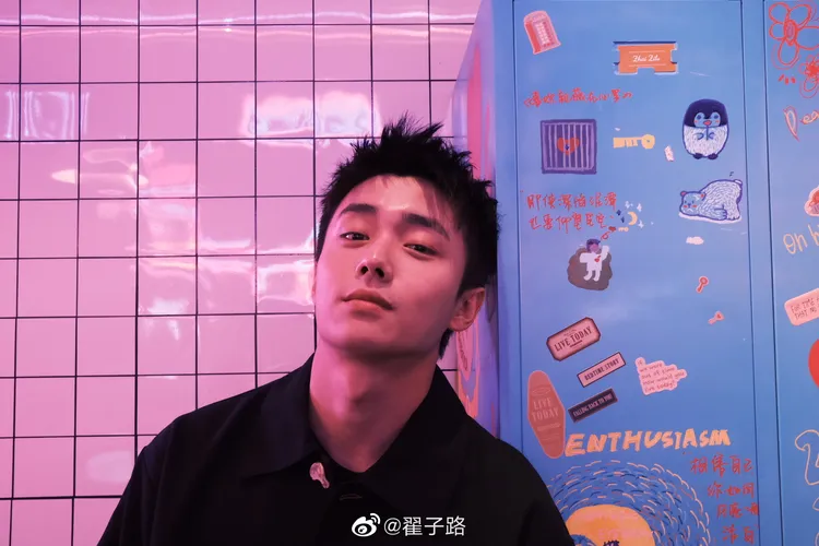 翟子路去看歐陽娜娜藝術展，在自己的衣櫃前拍照。翻攝翟子路微博