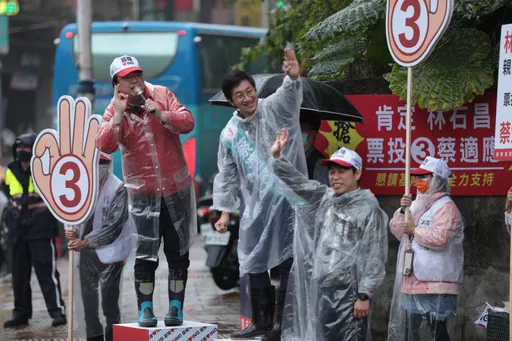 林右昌冒雨陪拜票　守護基隆！蔡適應籲明天雨再大都要投票