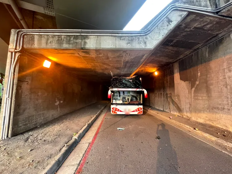 遊覽車卡在涵洞中動彈不得。讀者提供