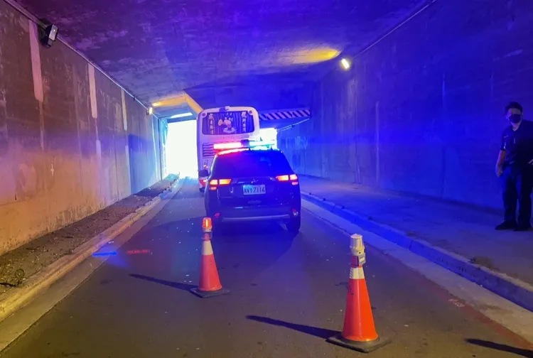 警方在現場擺放三角錐，並派人疏導交通。讀者提供