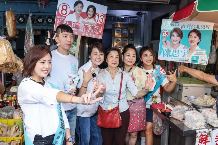 黃珊珊走訪金龍市場。趙世平攝