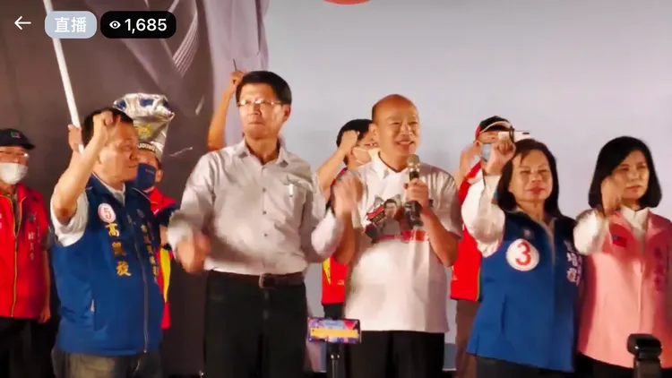 韓國瑜上台後，氣氛嗨到最高點。翻攝謝龍介直播
