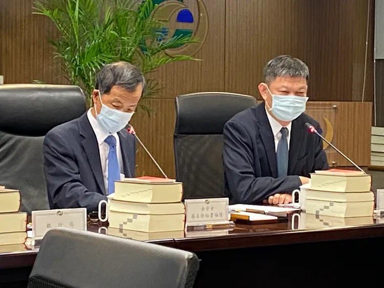 金管會證期局主秘黃厚銘(右)，金管會主秘蔡福隆(左)。