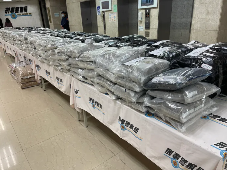 警方破獲走私集團夾帶毒品大麻花。翻攝畫面