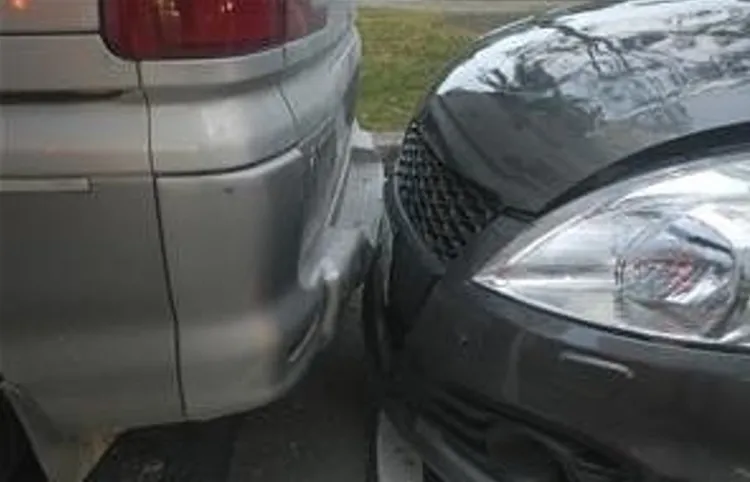 陳姓男子的汽車撞上前方貨車的車尾。讀者提供