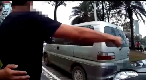 高雄男追尾前車昏趴方向盤 警查滿車「這物」下場慘了