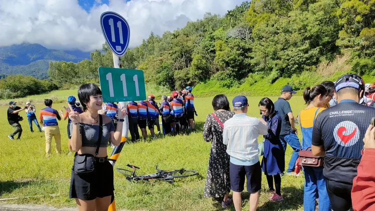 健康美少女與號誌牌合照。讀者提供