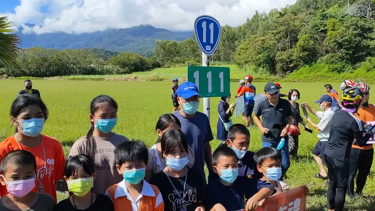 不只有遊客，在地泰源社區的小朋友也跑來合照湊熱鬧。讀者提供