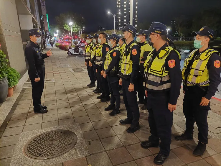 警方集結進入臨檢。警方提供