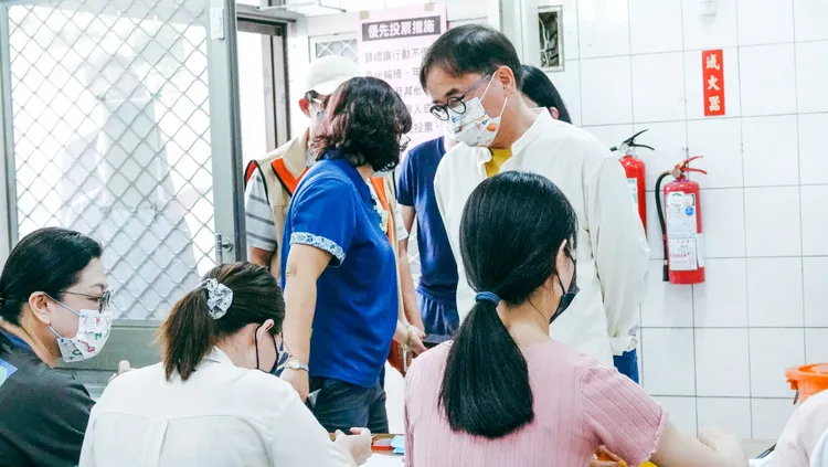 劉櫂豪走入另一間投票所進行投票，並向協助的工作人員表達感謝。古和純攝