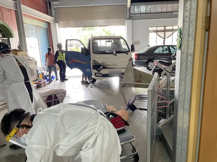 吳男駕駛貨車撞傷妻子及大姨子，現場一片混亂。資料照片