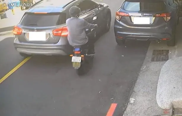 李男趁隙鑽入兩車間製造假車禍。民眾提供