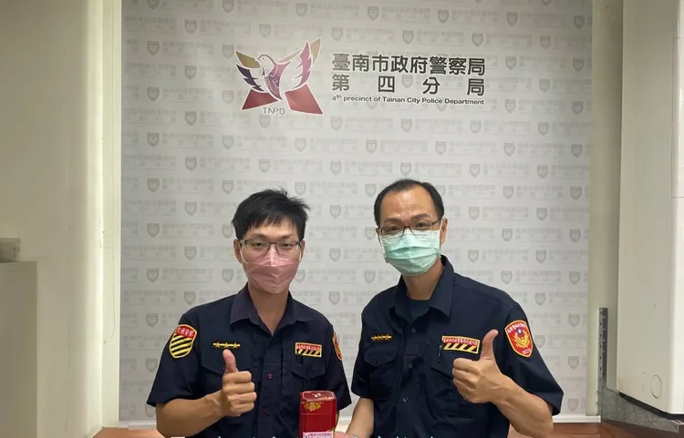 小隊長葉俊麟（右）審查案卷查出李男是假車禍真假財的慣犯。警方提供