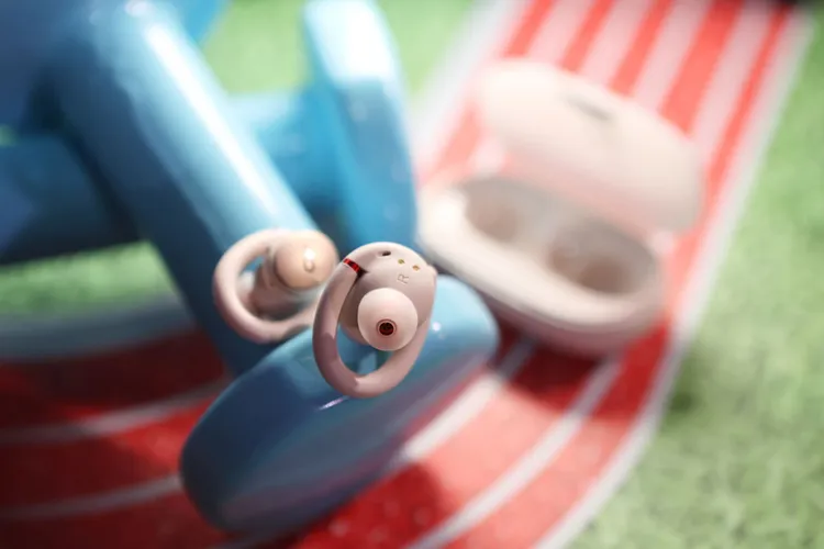 Sport X10則專為運動而生，量耳打造210°可旋轉耳鉤搭配彈性矽膠材質，完美貼合雙耳，售價2,990元。翁玉信攝