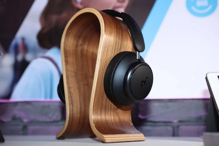 Space Q45降噪藍牙耳罩式耳機售價4,990元。翁玉信攝