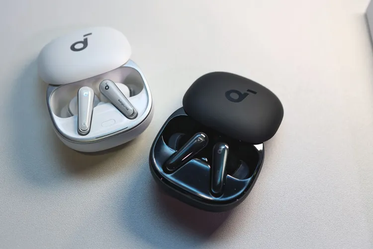 黑白兩款售價4,990元。翁玉信攝