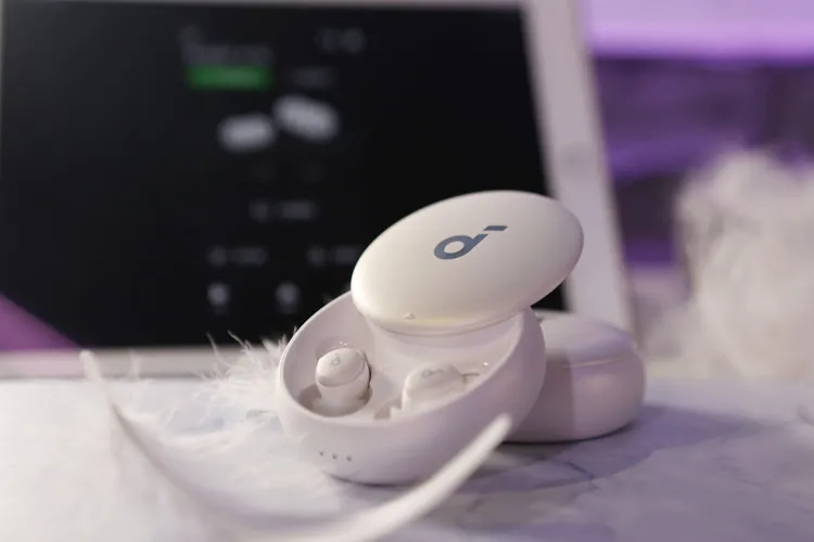 Sleep A10重量約2.6克，透過傾斜入耳設計，除去耳塞造成的不適感，售價3,990元。翁玉信攝