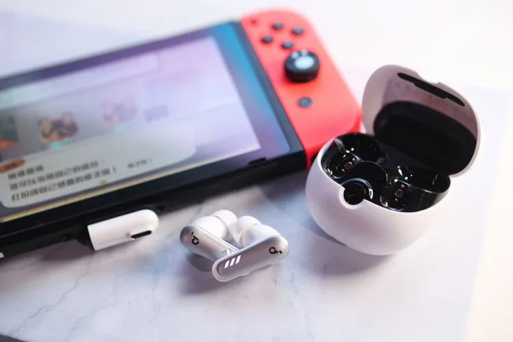 VR P10電競真無線藍牙耳機，擁有2.4GHz無線接收器，透過Soundcore App能搭配遊戲機及手機等設備，隨插即用售價3,490元。翁玉信攝