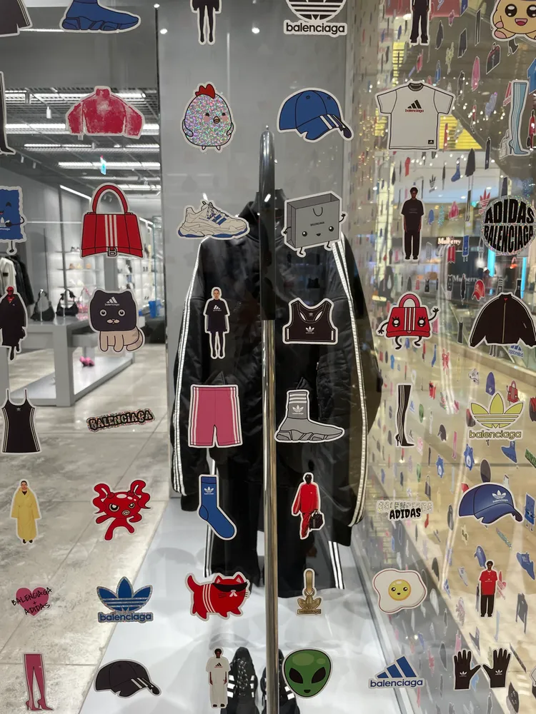 BALENCIAGA特為聯名系列，於包括微風南山、新光三越台中中港等全台4家專賣店中，打造出黏貼著不同可愛貼紙的玻璃櫥窗。陳張眾攝