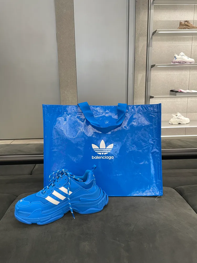 聯名鞋款附有受adidas經典藍色啟發的特殊鞋盒及提袋。陳張眾攝
