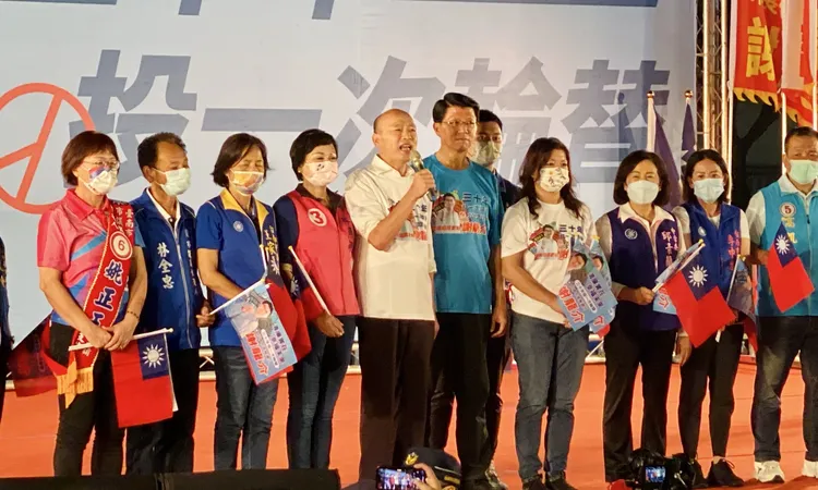 高雄市前市長韓國瑜（圖中白衣）站台力挺謝龍介。資料照片
