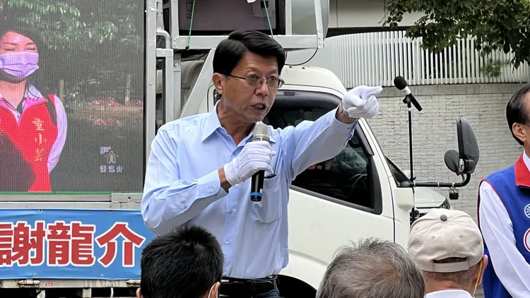 謝龍介以黃偉哲涉弊做選戰起手式，後期也端出「十大建設」等政見牛肉。資料照片