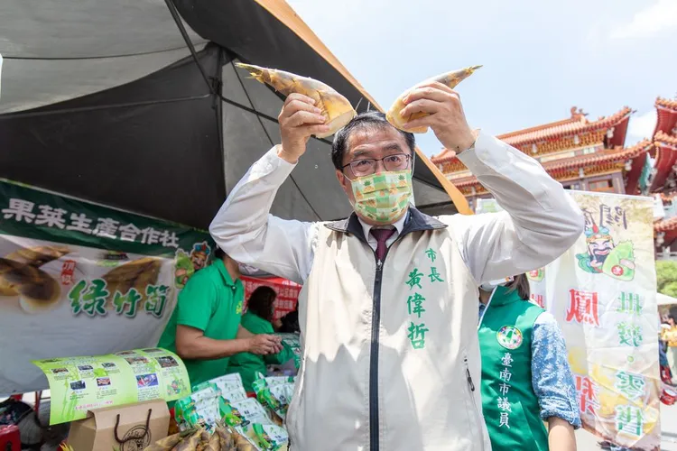 黃偉哲挾現任優勢，民調支持度穩居第一。資料照片