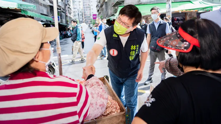 林佳龍與攤商握手致意。林佳龍競辦提供