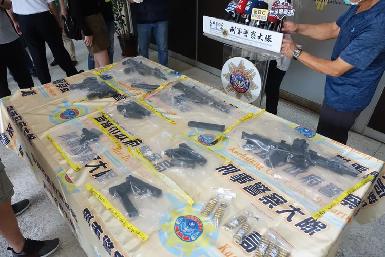 4長4短衝鋒槍、手槍及86顆子彈擺了滿滿一大桌，宛如軍火庫，火力駭人。羅琦文攝