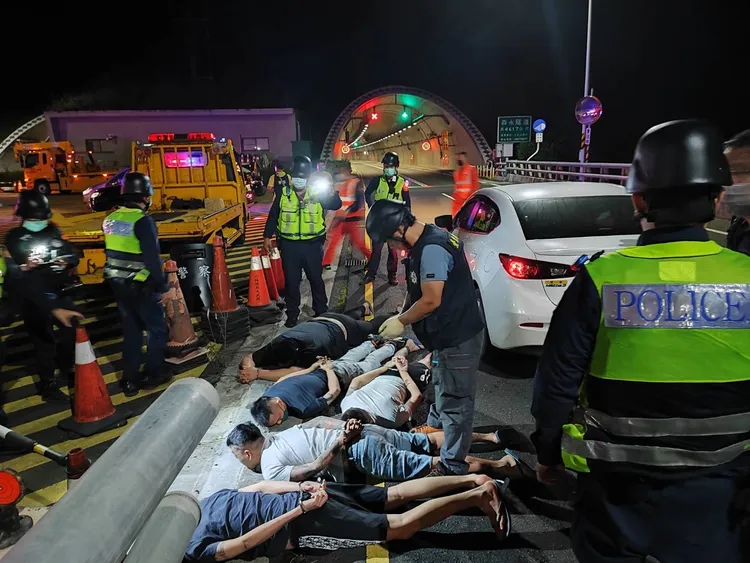 警方在森永草埔隧道前逮捕宋姓等5嫌。警方提供