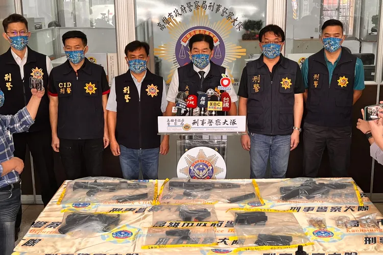 高雄市刑警大隊今天上午開記者會說明槍擊案內容，4長4短槍枝擺滿一桌。侯昌騰攝