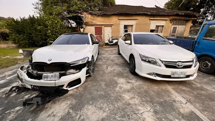 2車共被開15槍，BMW（左）中4槍，Camry（右）中11槍。侯昌騰攝