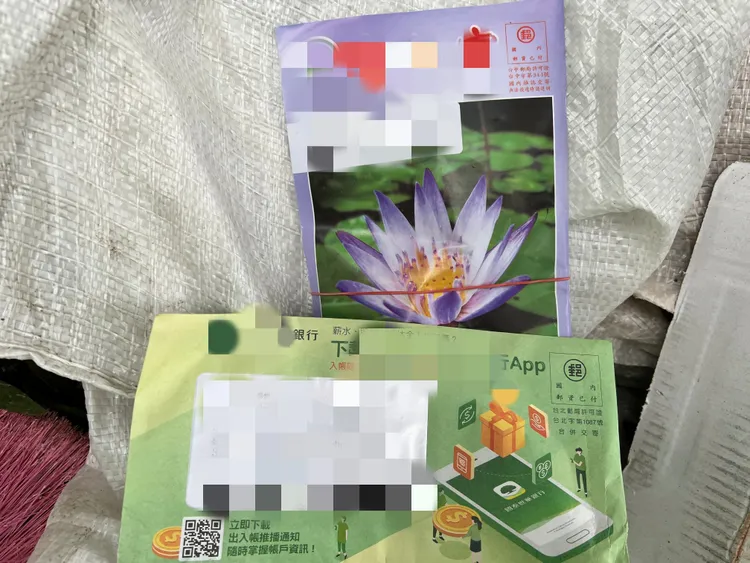 警方在垃圾堆中，找到可用的個人郵件等資料，確認垃圾來源。民眾提供