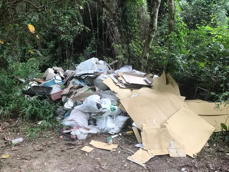 該堆垃圾約有3噸的量，隨意傾倒在他人土地上。民眾提供