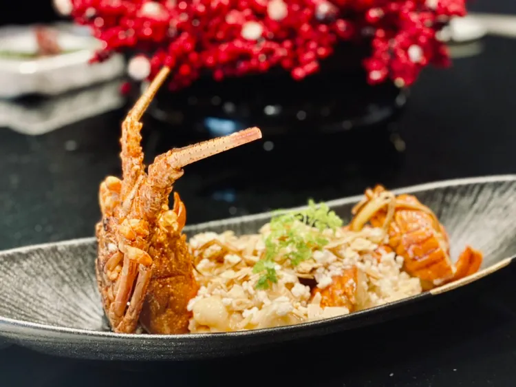 杏香脆米焗珍珠龍蝦。曾仲葳攝